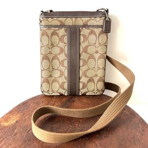 Coach Women’s Signature Swingpack crossbody messenger bag 2000s Y2K Brown Tan